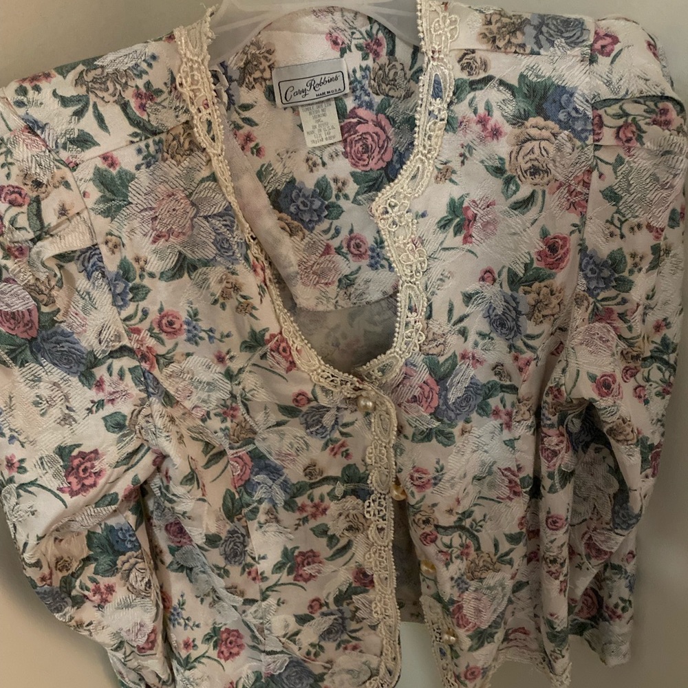 Flower blazer that buttons Size 14 has shoulder pads
